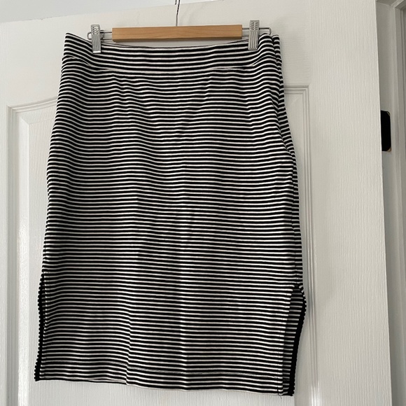 Gap striped skirt with side slits - Picture 1 of 1